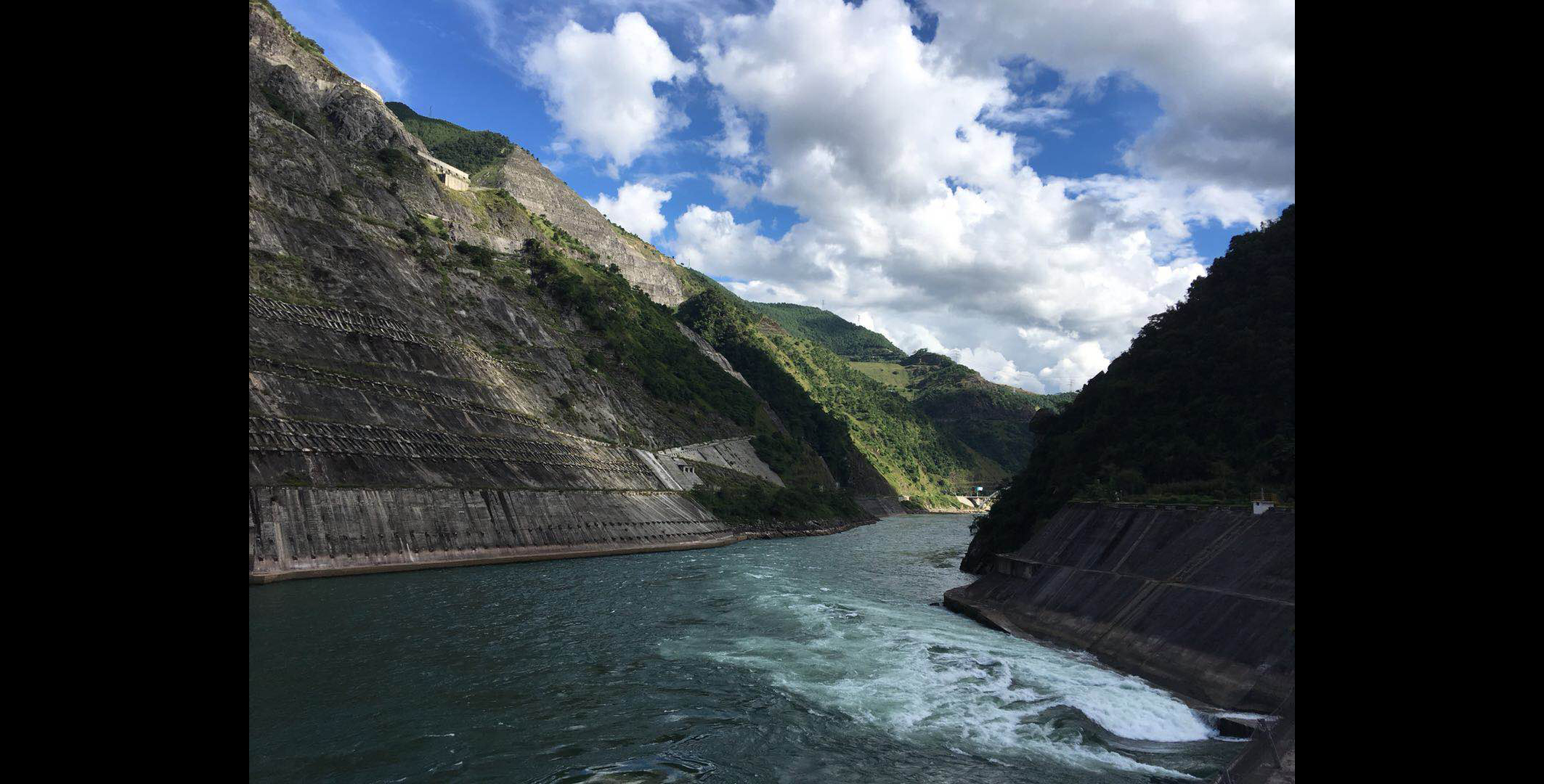 “浪沧原汉渡，环绕向三崇”。奔流于云南深山大峡谷中的澜沧江不仅水能资源丰富，且具有地形地质条件优越、水量丰沛稳定、水库淹没损失小、综合利用效益好等特点，适宜梯级水电站的开发。（国务院国资委网站 陈丹妮 摄）