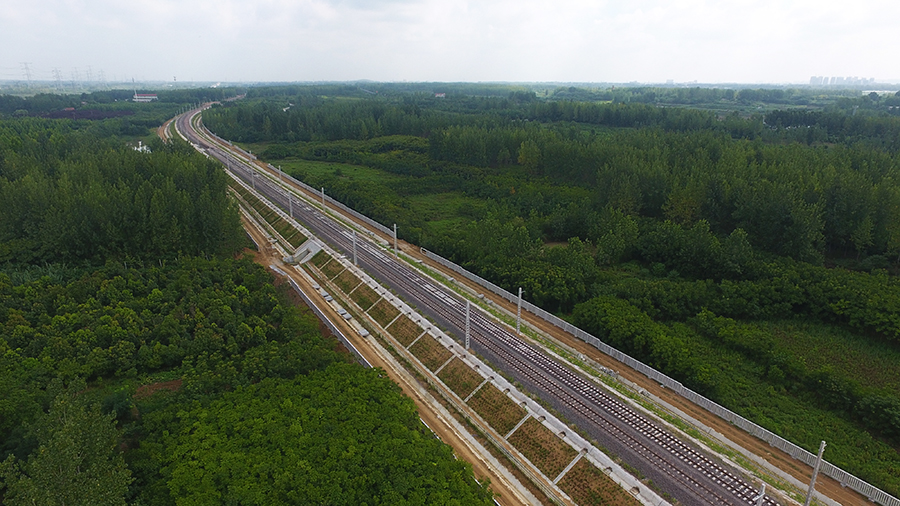 合安高铁线路自合肥西站引出，同时通过肥西联络线与合肥南站接轨，通过双岭联络线、安庆联络线与安庆站接轨，经肥西、舒城、庐江、桐城、怀宁等市县，终至新安庆西站，正线全长约162公里，设计时速350公里。图为中铁二十四局承建的合安路基鸟瞰图。