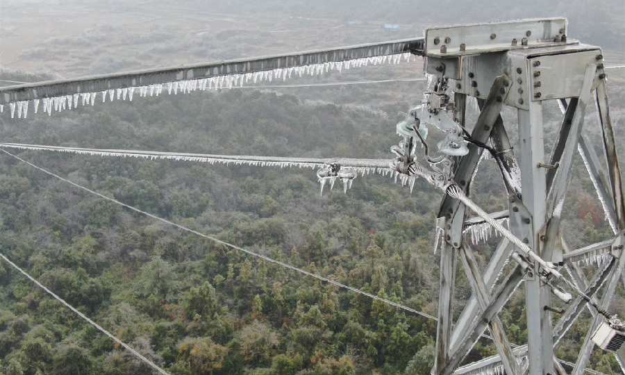 12月15日，位于广东清远连州西江高寒山区的220千伏山安乙线出现冰挂。（王广发 摄）
