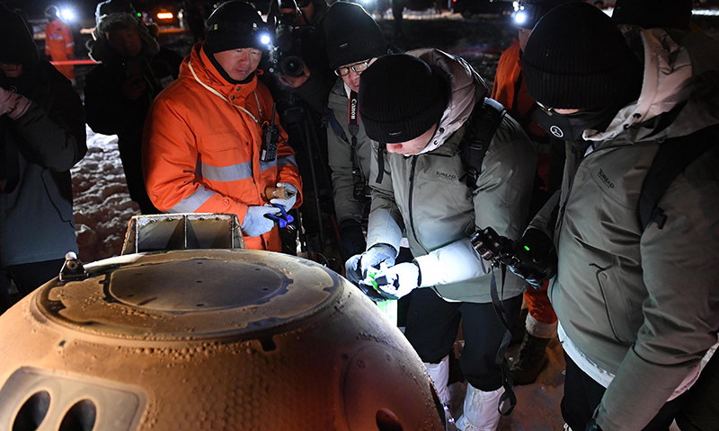 12月17日凌晨，嫦娥五号返回器携带月球样品，采用半弹道跳跃方式再入返回，在内蒙古四子王旗预定区域安全着陆。（新华社记者 连振 摄）