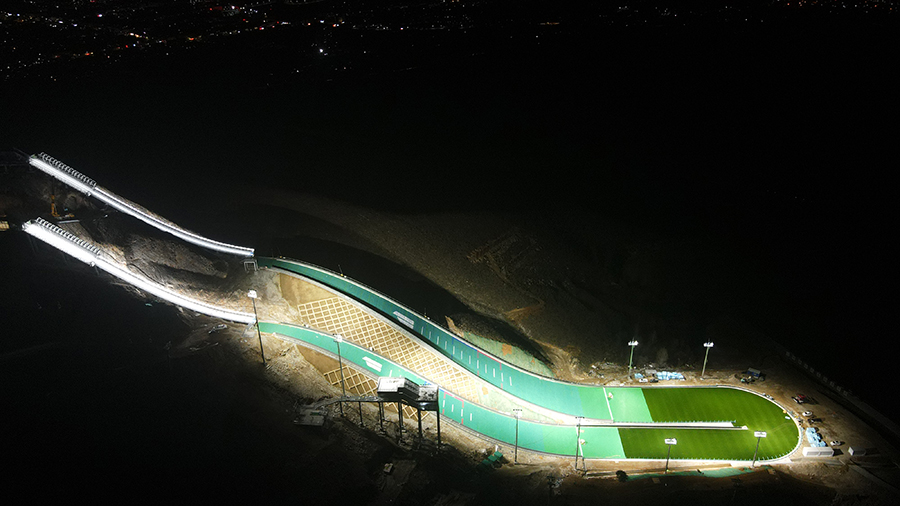 已投入使用的水平风洞实验室高17米、长40米、宽21米，场地狭窄、施工难度极大。中铁十六局项目团队按照先建筑、后安装，先外、后内的施工顺序，采用平行作业、流水作业和交叉作业相结合的方法展开施工，将节点精确卡控到每一天、每小时、每分钟，确保如期交付使用。图为赛道夜景。