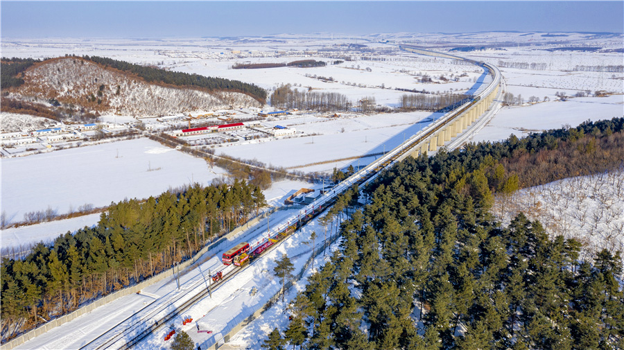 “由于地形因素，线路起伏坡道特别多，铺轨作业每天都像在坐‘过山车’。”该项目部书记李钦朋介绍说。牡佳高铁沿线多低山丘陵，全线超过20‰坡度的坡道多达30余处，其中25‰坡度的长大坡道就有10余处。针对这一难题，项目部采用3台机车联动的方式进行运输和对位铺轨，既增加了推送动力，又解决了钢轨擦伤问题。图为铺轨机铺轨。