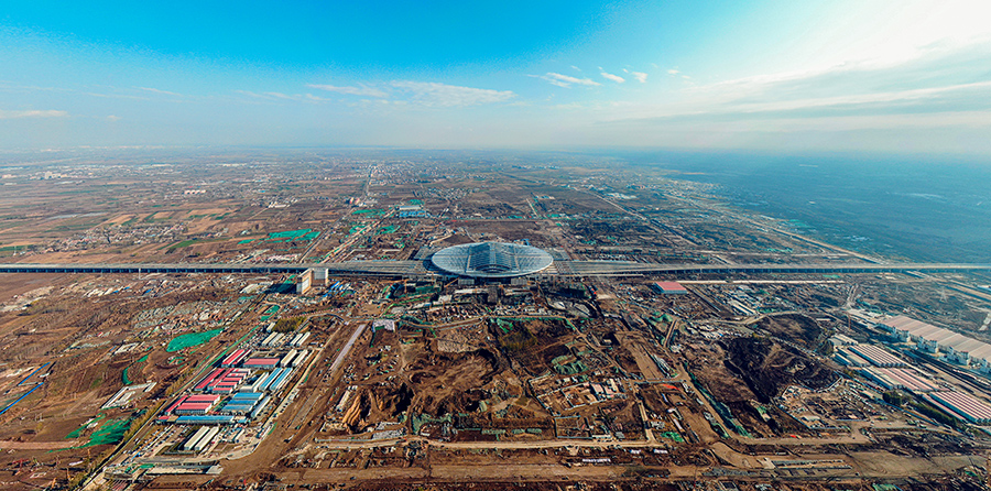 图为京雄城际铁路雄安站主体结构建设现场。