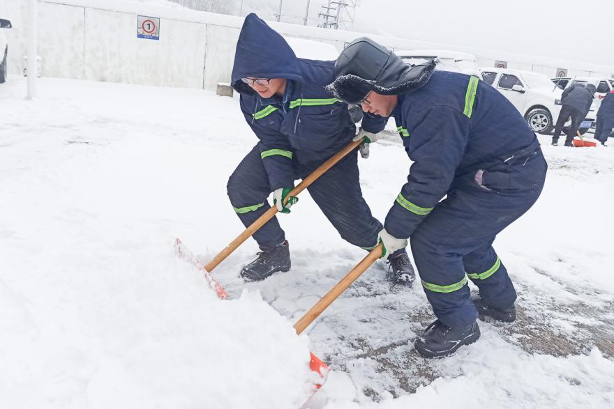 国电电力河北崇礼风电场员工及时清理升压站积雪。（赵小敏 摄）