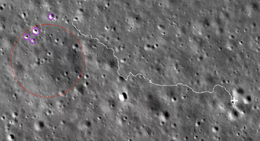 随着“玉兔二号”月球车向西北方向不断前行，嫦娥四号核心团队科学家利用传回的第一手数据，持续产出科学成果。科学团队近期发表在SCI期刊《Science China Information Sciences》上的一篇文章中指出：南极-艾特肯盆地形成时的撞击很可能穿透月壳，撞击出月球深部物质。图为去往最近反射率较亮的撞击坑（紫色圆圈区域），红圈为岩块位置。
