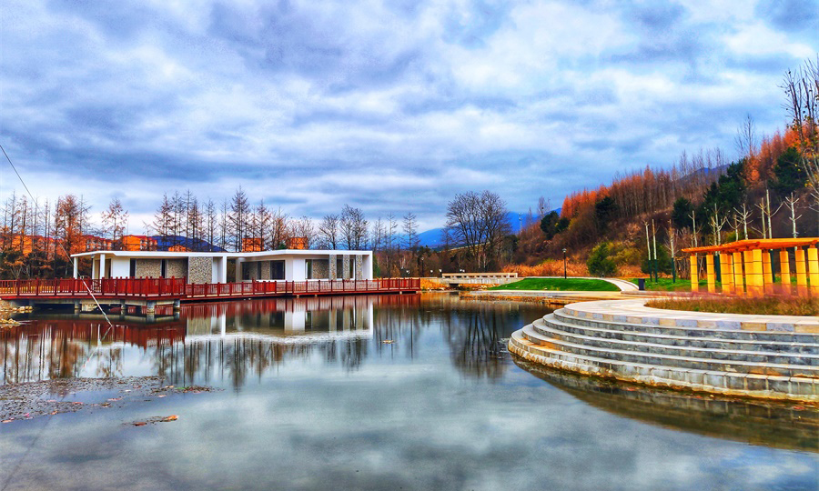 图为治理完成后的虢川河河道及沿线景观。（师华鹏 摄）