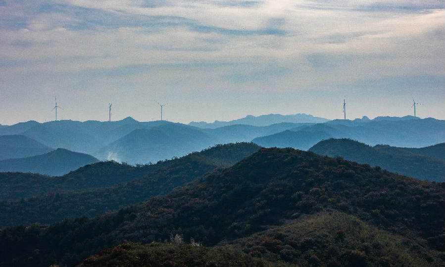 平定100兆瓦风电项目是山西省级重点工程项目，安装40台2.5兆瓦风力发电机组。在建设中，中国能建所有参建公司以项目综合效益最大化为出发点，精心打造精品项目。以“80后”为主体的投资公司山西分公司项目团队，在不到一年的建设期间，创造了山地风场方案最优、建设工期最短、协同建设度最高、吊装速度最快等多项纪录，打造了风电项目建设的“平定模式”。