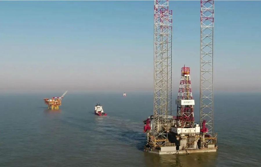 2018年11月启动基本设计的渤中19-6气田试验区开发项目，已进入导管架及组块陆地建造阶段，数不清的钢材已铺满占地面积20万平方米的海油工程塘沽建造场地的三分之一；300多名施工人员穿插其间，此起彼伏的弧光犹如闪耀的星辰；组块上空吊车长臂轻舒，重达100多吨的预制结构往来穿梭，犹如一块块漂移的陆地……