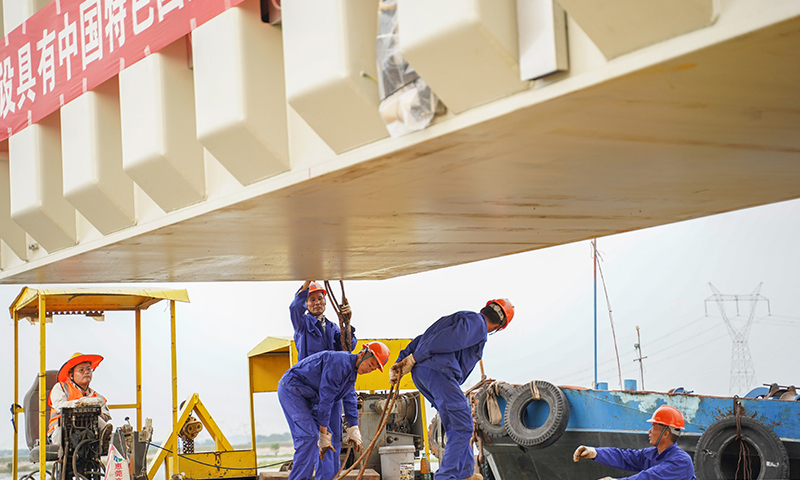 图为8月31日，在南昌市进贤县三里乡，施工人员在装运设备。（新华社记者 张浩波 摄）