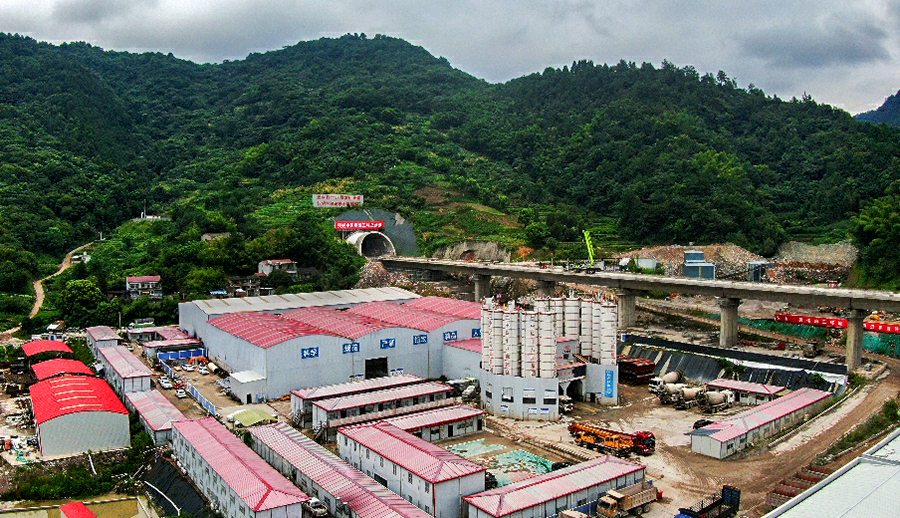 7月27日，由中国铁建所属中铁十八局集团承建的我国华东地区最长高铁隧道——长达18.226公里的杭绍台高铁东茗隧道安全贯通，为杭绍台高铁按计划在2021年建成通车奠定了坚实基础。图为杭绍台高铁东茗隧道。（刘超 摄）