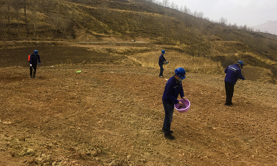 高原上的每一块草皮都是金子。在工程完工时，工人对弃渣场进行平整、覆土，并组织人员播撒草籽，恢复原有生态面貌，促进了当地生态系统的良性循环，保持了高原水土。图为春天来了，工人在撒播草种。