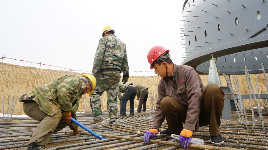 图为山西电建的建设者正在施工，努力确保项目年内并网发电。