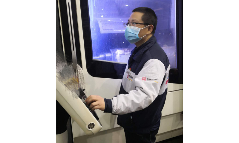 长安工业特种装备制造厂提升精益制造管理水平，推动工厂高质量发展。按照“4区5部”搭建生产指挥部，从点到线再到面形成快速响应机制。工厂还组织3支党员先锋队，通过积极开展党内立功竞赛、实施党员“一帮一”、设立党员防疫监督岗等，团结带领广大党员共抗疫情、共促生产。图为工作人员操生产设备。