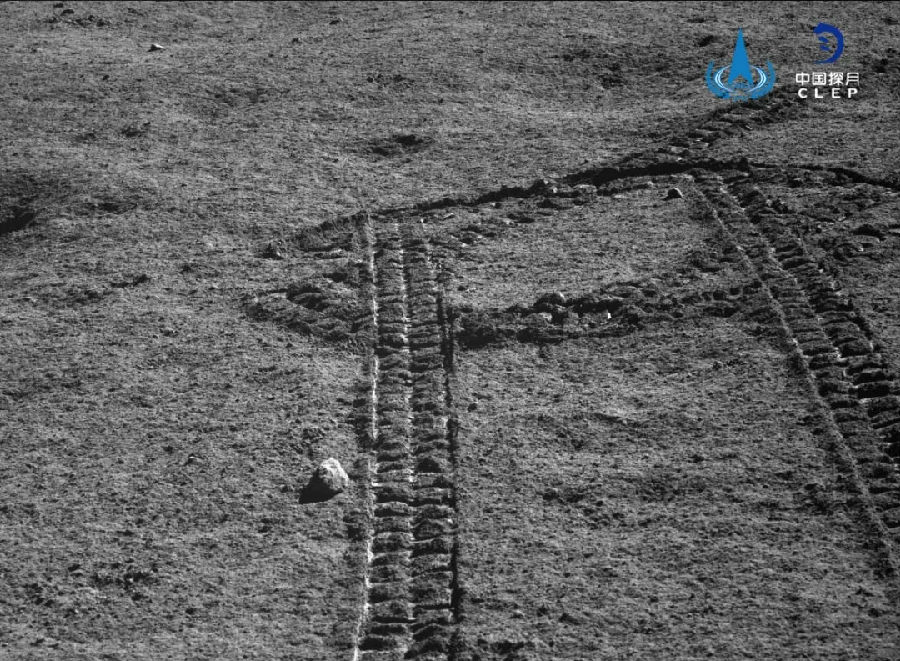 我国嫦娥四号着陆器和“玉兔二号”月球车又一次通过14天极低温考验，分别于2月18日6点57分和2月17日17点55分结束月夜“休眠”，受光照成功自主唤醒，进入第十五月昼工作期。目前确认各设备状态良好，工况正常，月球车将向西北再向西南移动，同步在新的目标点行驶探测，按计划开展第十五月昼工作。目前，“玉兔二号”月球车累计月面行驶367.25米。