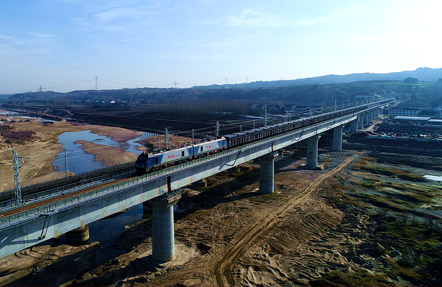 阳安铁路二线又称“阳安铁路复线”，全长329.1公里，穿越秦巴山区、汉中盆地，是国家“十二五”规划的重点项目，以货运为主，兼顾客运，设计时速120公里。中铁十四局承建阳安铁路二线第四标段，全长23.31公里，铺架251.44公里，桥隧比80%以上。图为列车驶过中铁十四局承建的洋县汉江特大桥。（肖永顺 摄）