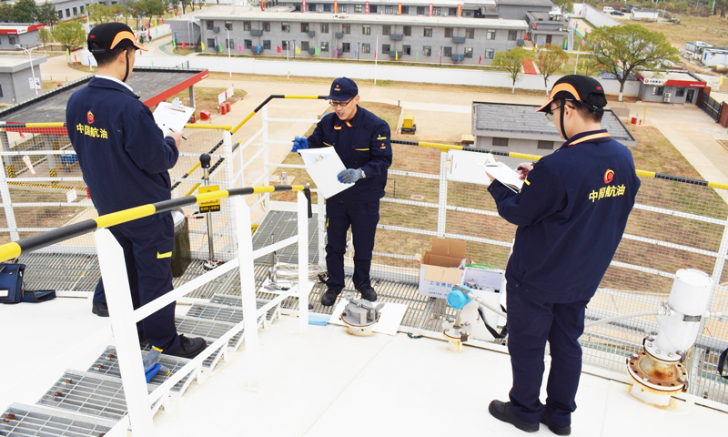 图为中国民航航空油料计量统计员职业技能大赛罐内油品计量考试现场。 