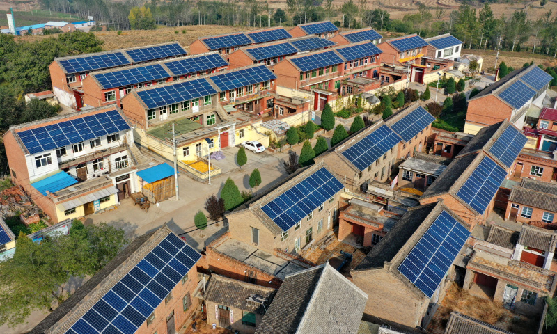 近年来，山西省晋城市积极探索光伏扶贫模式，推进乡村家庭屋顶光伏惠民工程。晋城市政府与国网山西晋城供电公司共同为211个村建设了屋顶光伏电站，当地采用“全电上网”模式，将村民屋顶光伏所发的清洁电能全部并入地方电网，发电上网获得的收益帮助很多贫困群众摘下了“穷帽子”。图为10月13日无人机拍摄的山西省晋城市陵川县西河底镇铺上村的屋顶光伏电站。（新华社记者 曹阳 摄）