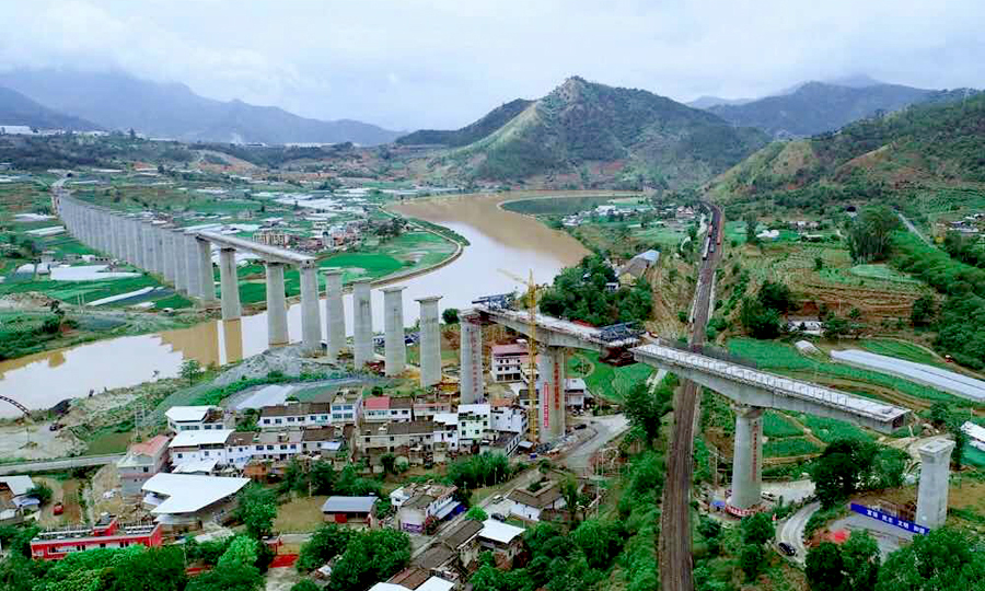 日前，随着近万吨重的混凝土转体桥逆时针缓缓转动43度，新成昆铁路沙坝安宁河特大桥成功上跨已经安全运行了50年的老成昆铁路。在彝族人民的母亲河安宁河畔，新、老成昆铁路实现了交汇，我国西南地区最高的铁路转体桥新成昆铁路沙坝安宁河特大桥转体成功。图为大桥转体完成。