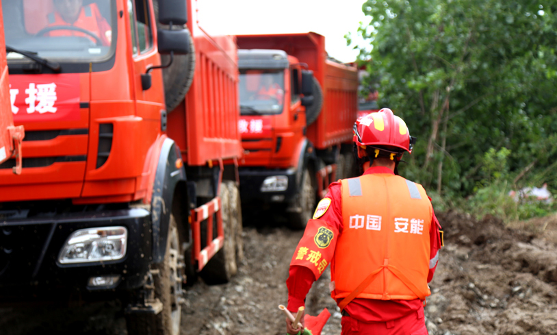 图为决口封堵，安全员正在指挥倒车。