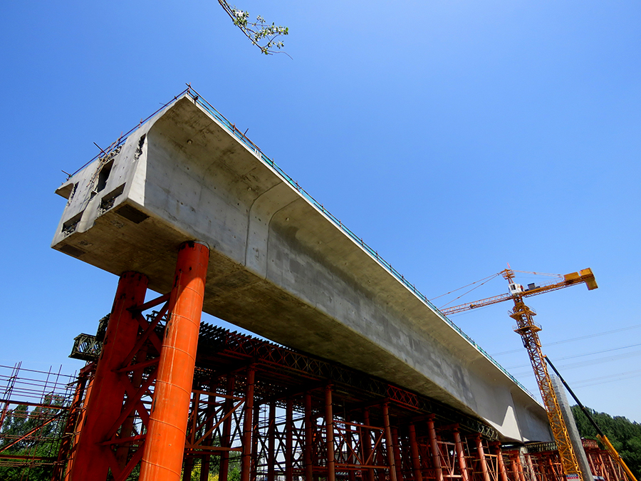 京雄城际铁路跨廊涿高速转体连续梁合龙为京雄城际铁路第一转，是高速铁路最大跨度墩顶转体连续梁，也是全铁路建设系统首例不平衡转体连续梁。图为转体开始后梁体逐渐远离支架系统。