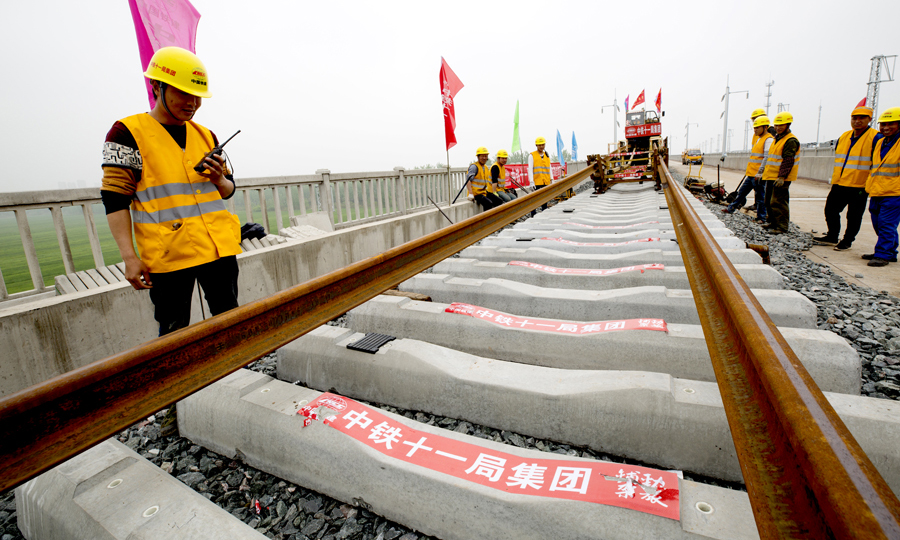 徐宿淮盐铁路是江苏省构建“四纵四横”高速铁路网中横跨苏北腹地的重要一“横”，有江苏铁路“金腰带”之称。途经徐州、宿迁、淮安、盐城四市，正线全长316.27公里，设计时速250公里，全线设11座车站，其中新建7座客运站房。图为铺轨作业现场。