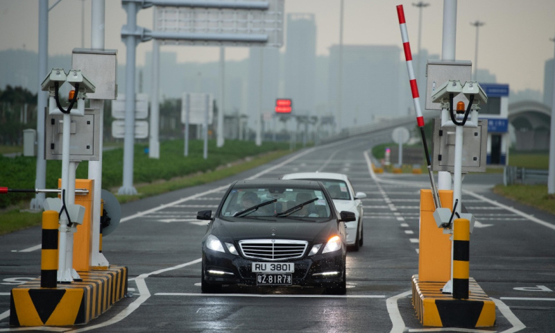 10月24日，港珠澳大桥正式通车。图为首辆私家车行驶在澳门口岸入境车道上。（新华社记者 张金加 摄）