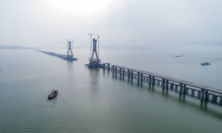 鄱阳湖二桥起于都昌县多宝乡，穿越鄱阳湖止于庐山市，是都昌至九江高速公路的控制性工程。新华社发（傅建斌 摄）