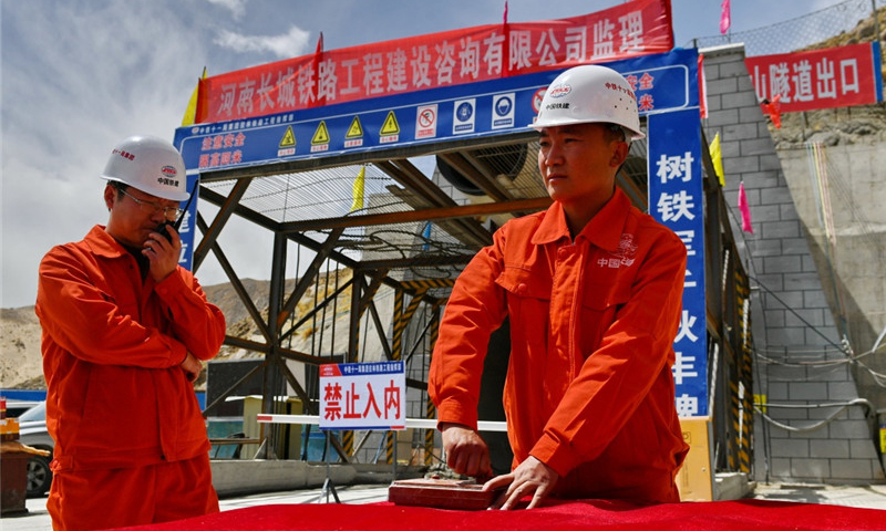 4月7日，拉萨至林芝铁路由拉萨方向引出的第一个隧道——嘎拉山隧道顺利贯通，为全线铺架迎来了开门红。图为中铁十一局技术人员做嘎拉山隧道工程贯通前的最后起爆。（新华社记者 张汝锋 摄）