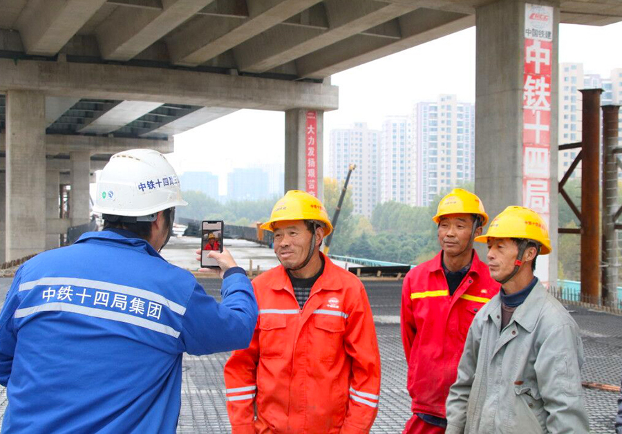 日前，该公司召开2020年度保障工资支付专题工作视频会议，要求对项目部保障工资支付摸清底数，严肃制度落实，有效推动计量支付工作。图为为农民工逐个进行实名认证打卡。（刘面 摄）