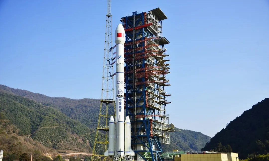 图为长三乙火箭整装待发。（张旖旎 摄）