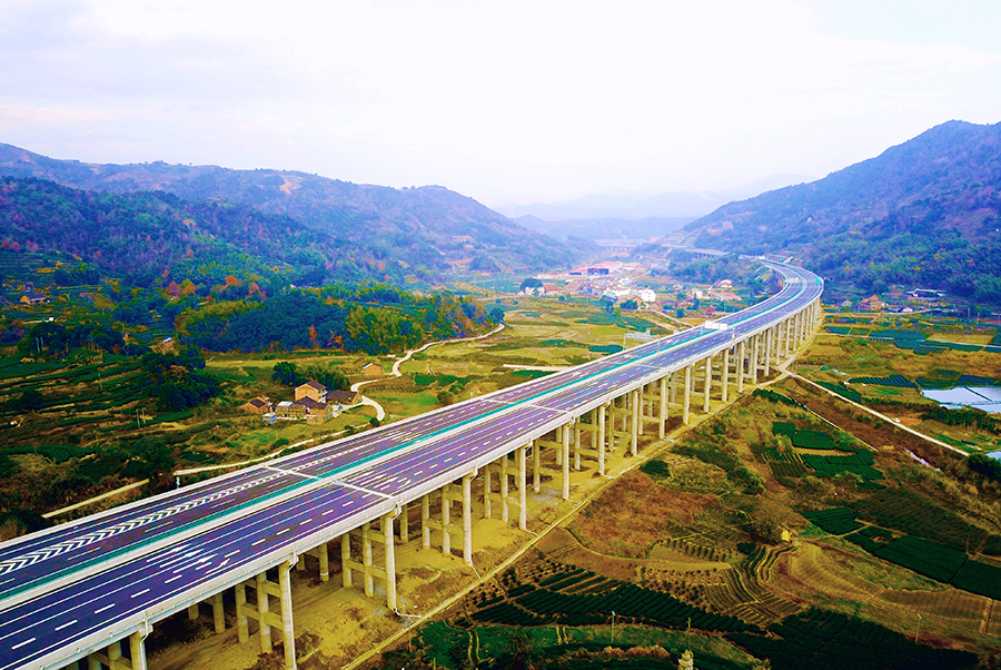 项目建设者们秉承绿色公路品质工程的施工理念，注重保护沿线生态环境，建成了国内首个山岭高速公路泥浆处理厂，使用高效节能固液分离技术，将工地桩基施工产生的泥浆经固液分离后，清水可进行绿化浇灌、道路洒水降尘等，泥团运往附近砖厂制砖，实现泥浆零排放、零污染，原浆处理速度达到每小时100立方米以上。图为建成后的沙埕湾跨海公路。（靳长辉 摄）