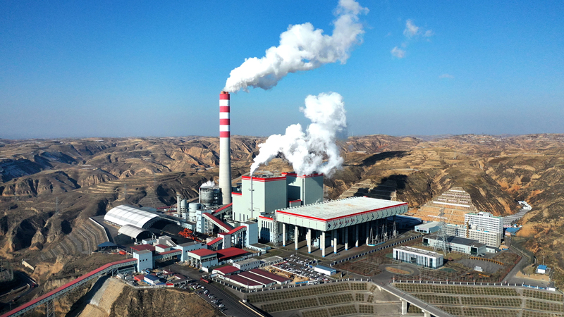 1月25日21点18分，在革命老区山西保德县，中国能建山西电建承建的江苏国信苏晋保德2×660兆瓦超超临界低热值煤发电工程高标准圆满实现双机双投，标志着山西首座660兆瓦超超临界低热值煤电厂正式投运。两台机组运行稳定，指标优良，真空严密性等指标居同类型机组先进水平。图为项目现场。