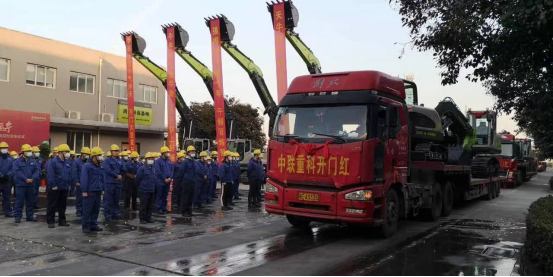 图为2月17日，大年初六，中联重科渭南工业园彩旗如林，中联重科土方机械2021年新春首批新机交付发车仪式于此举行。蓄势待发的中联重科E-10系列挖掘机排成长龙，开启了奔赴全国工程建设一线的征程，也为中联重科实现2021年“开门红”打下了坚实基础。