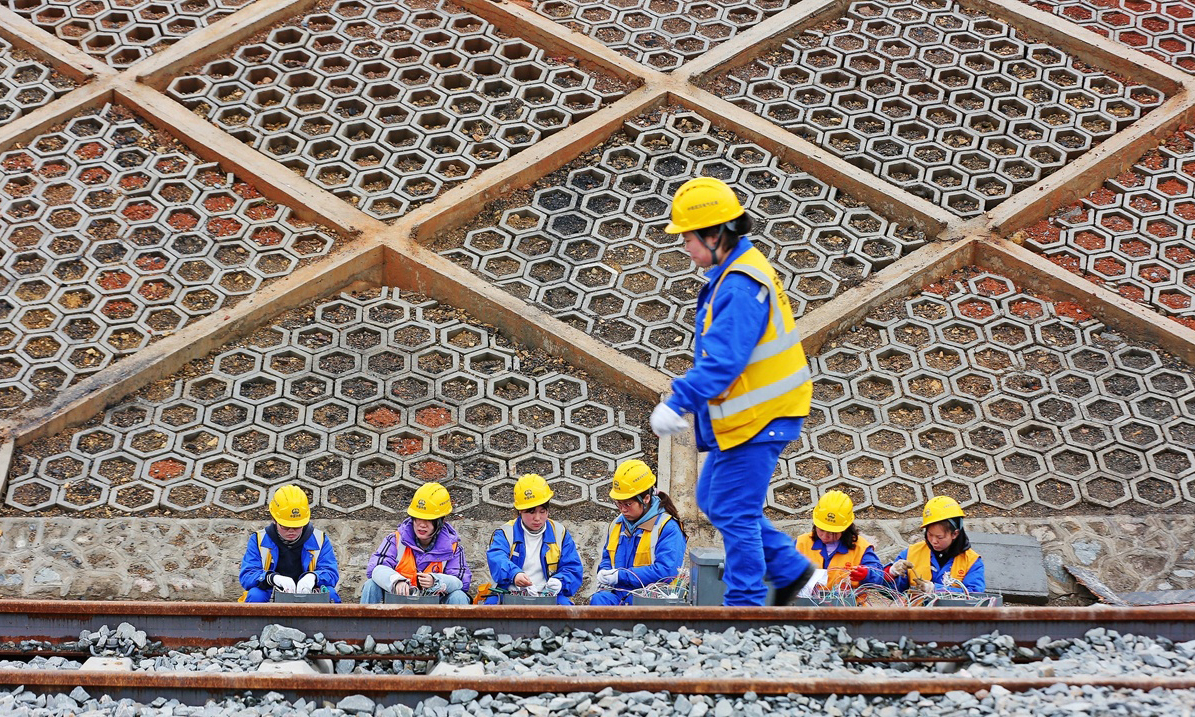 突击队组建近31年来，先后荣获全国工人先锋号、全国五一巾帼标兵岗、全国巾帼文明岗、中华全国铁路“火车头奖杯”“先进女职工集体”“三八红旗集体”等几十项荣誉称号。荣誉和艰辛相伴。闷热环境、衣服被汗浸湿是常态；寒冬时节，手上、耳朵上长冻疮是常事；焊线时受伤、手上起水泡她们也习以为常。很多时候，由于工期紧、任务重，到了中午吃饭的时间，姑娘们就在施工现场吃盒饭。图为方向盒配线。