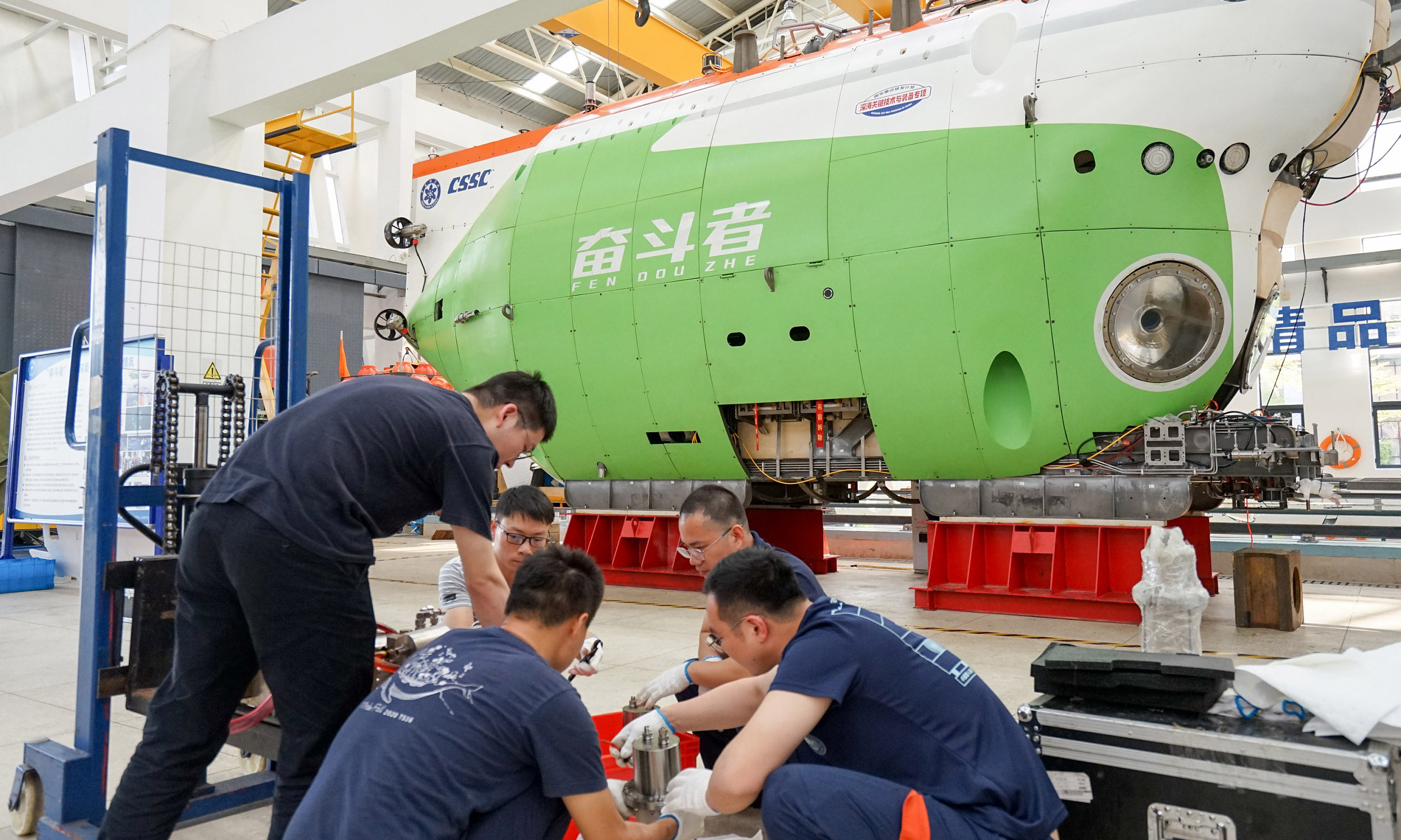 “奋斗者”号全海深载人潜水器是中国“十三五”国家重点研发计划“深海关键技术与装备”重点专项的核心科研任务。2020年11月在西太平洋马里亚纳海沟海域，“奋斗者”号载人潜水器完成全部万米海试任务，并创造了10909米的中国载人深潜纪录。图为“奋斗者”号全海深载人潜水器。（沙晓峰 摄）