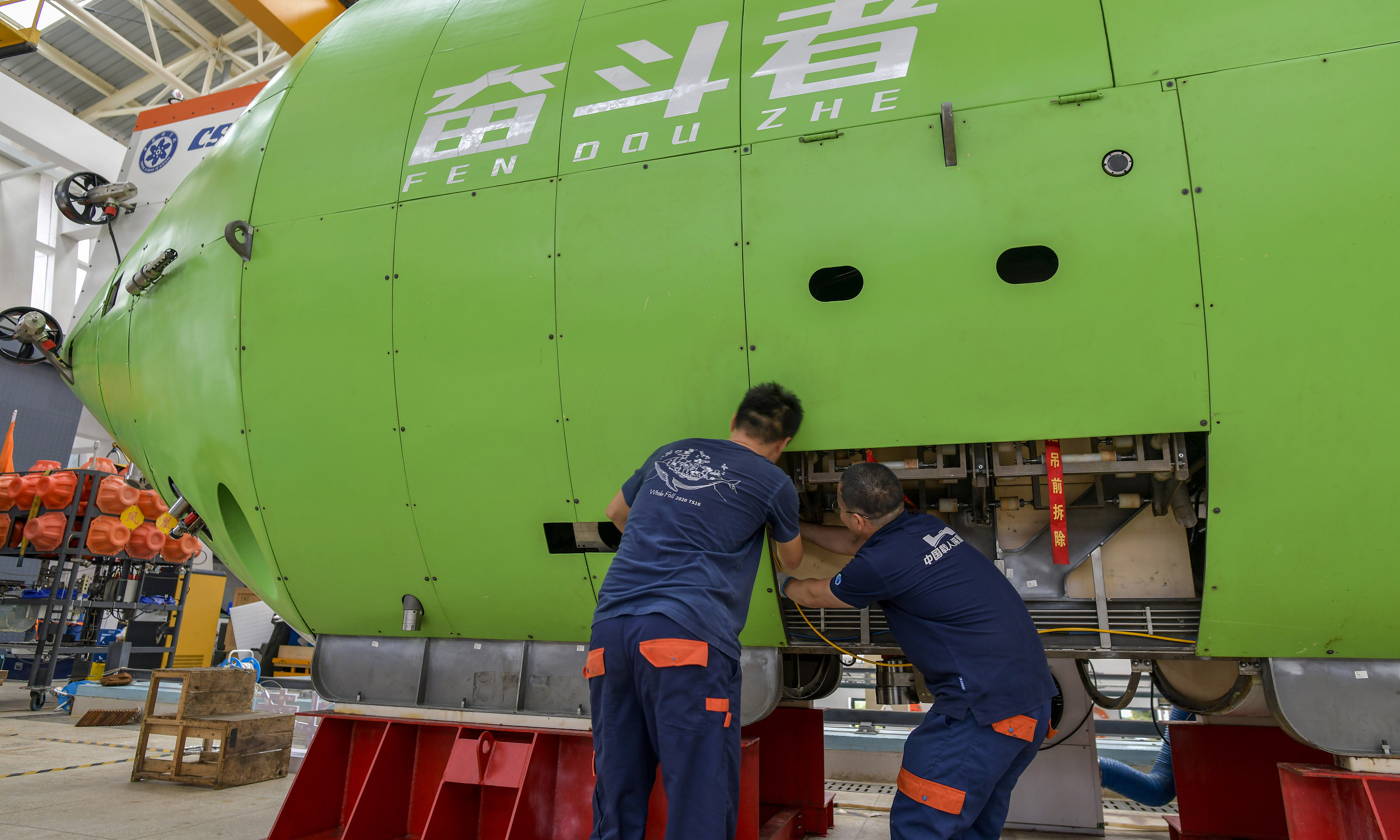 图为“奋斗者”号全海深载人潜水器。（沙晓峰 摄）