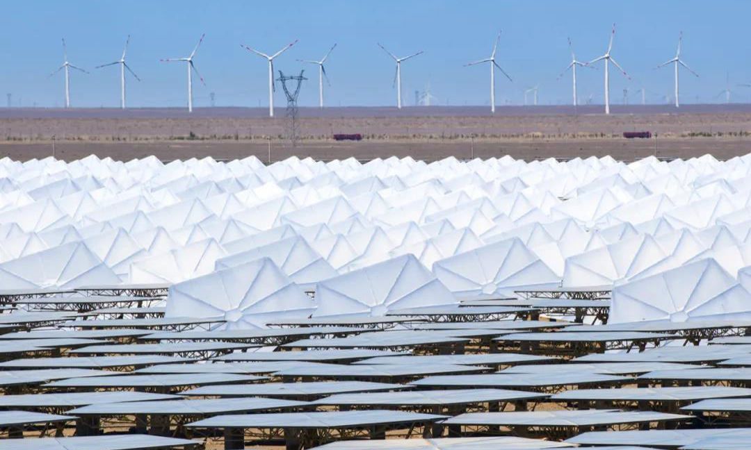 通过示范项目建设和持续的国产化技术攻关，中国能建再一次彰显了作为能源电力建设领域国家队和排头兵的实力和担当。中国能建将继续发挥自身全产业链和全生命周期服务一体化综合优势，攻坚克难，砥砺奋进，为我国光热产业发展贡献更多能建力量。图为项目现场。