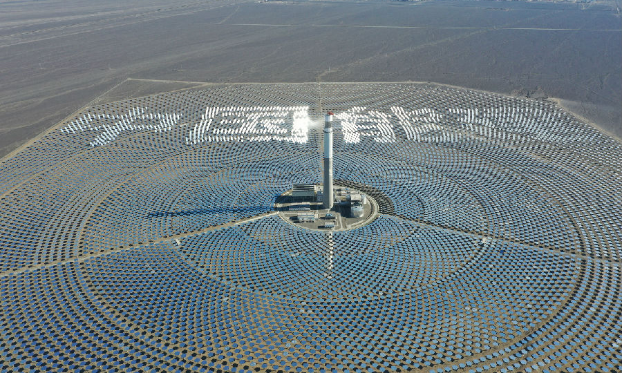 中国能建哈密光热项目是国家示范光热项目，镜场占地440公顷，由14500面代表着世界最先进技术的巨蜥式定日镜组成，远远望去，犹如一朵朵银色的“向日葵”屹立在戈壁之中。