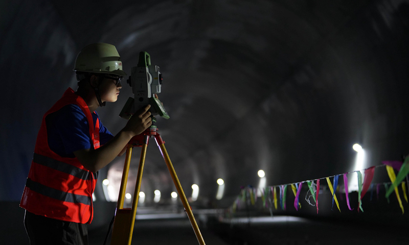 图为7月2日，中铁二十二局集团的技术人员在北京新建城际铁路联络线位于北京大兴区的工地工作。（新华社记者 邢广利 摄）