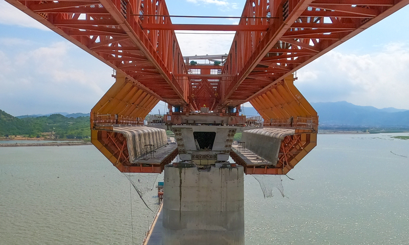 9月6日，由铁四院设计、中铁十一局集团承建的福厦高铁湄洲湾跨海大桥最后一孔移动模架现浇梁顺利浇筑，标志着国内时速350公里高铁最大跨度移动模架完成海上制梁任务。图为移动模架开模走行。