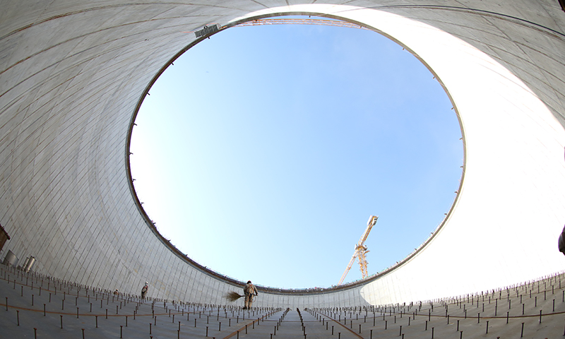 天津LNG二期项目规划建设6座22万方储罐，建成后单日天然气外输能力将达7000万立方米，年处理能力达1200万吨，将有效缓解华北地区冬季天然气供应紧张局面，大幅提升保供能力。图为储罐升顶前，工作人员对顶部进行卫生打扫。