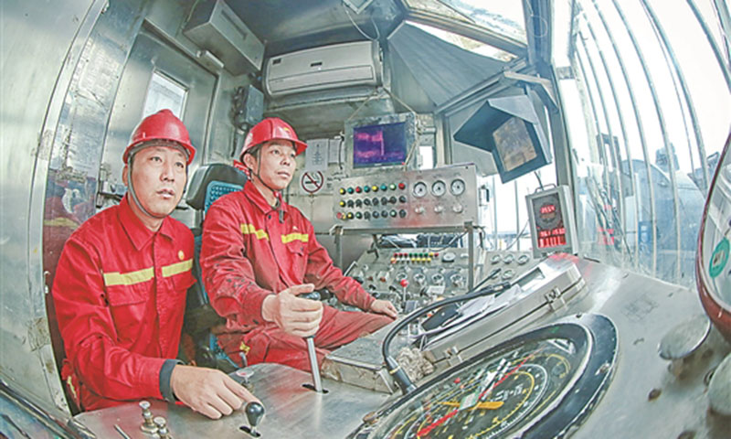 闯川渝，立标杆。大庆油田勘探事业部川渝勘探项目经理部按照“加快川渝”战略部署,坚持“海陆并进、油气并举、常非并重”的勘探原则,形成4项创新性认识,有力指导勘探实践,潼探1井、合深4井、营23H井、平安1井、合深5井……多领域的重大突破，坚定了川渝地区呈现“大场面、大发展”的信心。图为钻井队司钻精细操作，确保钻井质量。