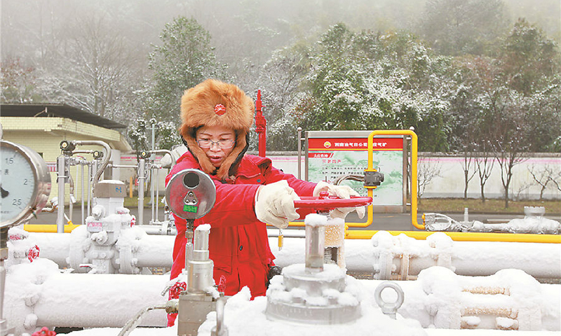 近日，西南油气田重庆气矿江北运销部偏远山区井站开始下雪，气温陡降。重庆气矿江北运销部各井站加大夜间巡回检查力度，抓好电加热装置等设备的检查和保养，调控中心及时做好低温天气生产监控和动态分析，同时抓好老井增产稳产措施落实，开足马力，保障重庆地区的冬季用气需求。图为西南油气田员工调节气量。