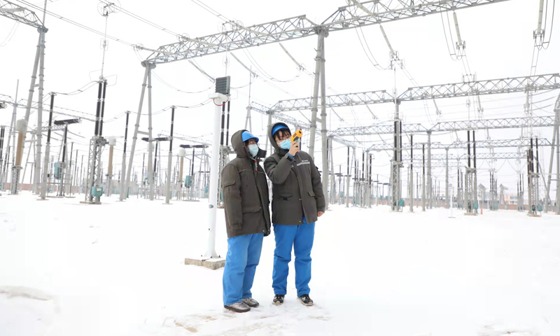 近日，内蒙古锡林郭勒正蓝旗再次迎来降雪降温天气，华能上都电厂作为华北电网直调机组及时启动抗寒应急预案，对重要设备节点加强巡视巡检，确保春节及冬奥会、冬残奥会期间稳定供电。图为检修人员监测升压站设备温度变化。