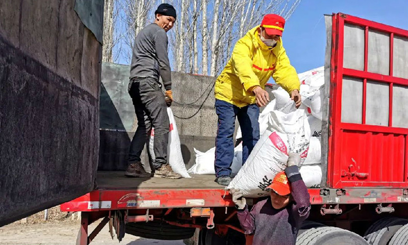 入春以来，新疆地区气温由南向北逐渐攀升回暖，喀什、阿克苏、巴州、哈密等多地农民已积极投入春耕备耕生产，新疆销售提前部署、提早准备，启动了“助力春耕惠农有我”专项助农活动，超过500座涉农加油站、300多辆流动送油车全力以赴为新疆春耕生产加好油、服好务。图为伊犁销售公司保障当地化肥农资供应。