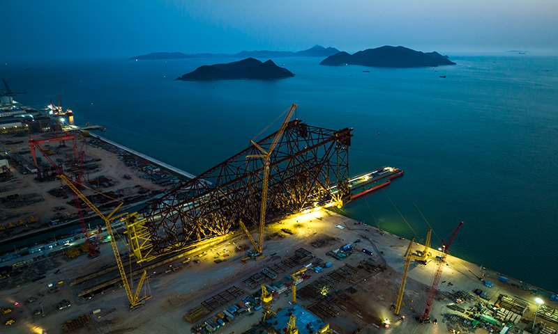 它的建成投用，标志着我国在超大型海洋油气平台导管架设计建造技术上取得新的突破，将开创我国中深海油气资源开发的新模式。图为亚洲第一深水导管架“海基一号”正在装船作业中。