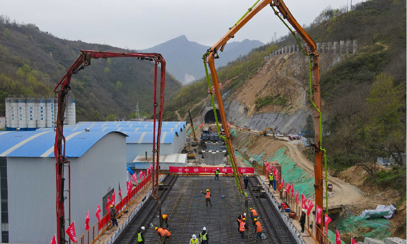 3月29日，由中国铁建所属中铁十一局承建的西康高铁铁铜沟1号特大桥10-11跨32米现浇简支箱梁开始浇筑，标志着西康高铁正式进入桥梁上部结构施工阶段。图为西康高铁首孔箱梁浇筑施工现场。