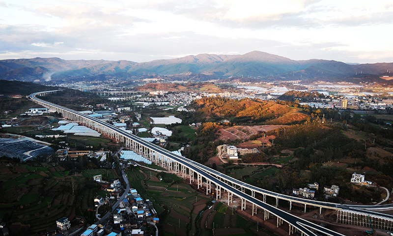 近日，由云南省交通投资建设集团有限公司牵头建设的楚雄（广通）至大理高速公路扩容工程通车仪式在祥云北收费站举行。图为新楚大高速广通连接线。