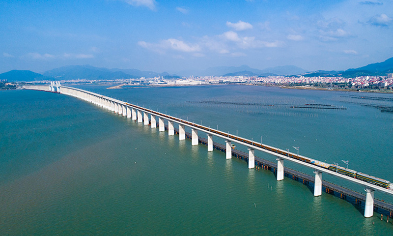 近日，由中铁十一局承建的新建福厦铁路湄洲湾跨海大桥顺利铺轨，为新建福厦铁路早日建成通车奠定基础。图为建设中的新建福厦铁路湄洲湾跨海大桥（无人机照片）。