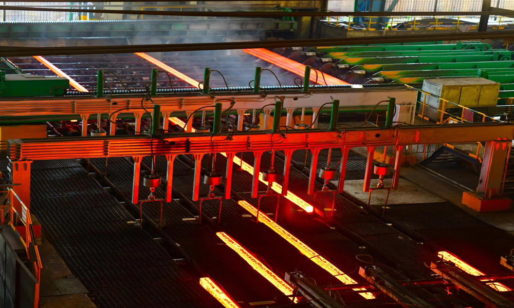 近日，基地炼钢厂进行模铸与全连铸。